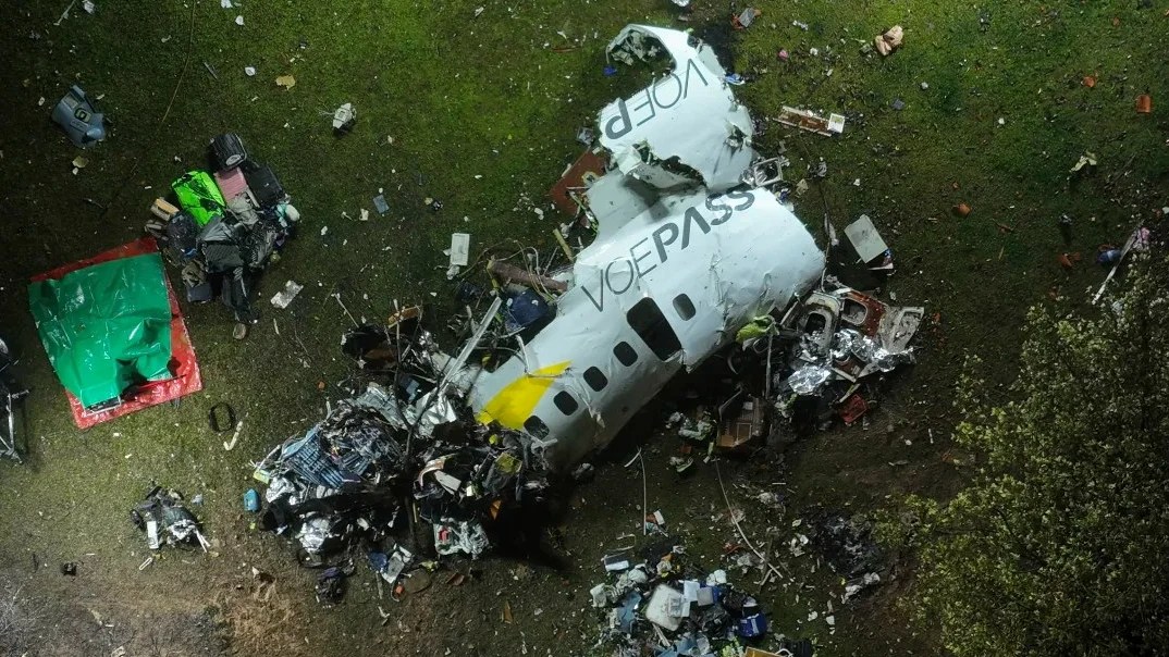 Los restos del avión se pueden ver en el lugar del impacto en Vinhedo, estado de Sao Paulo, Brasil, a primera hora del sábado. André Penner/AP