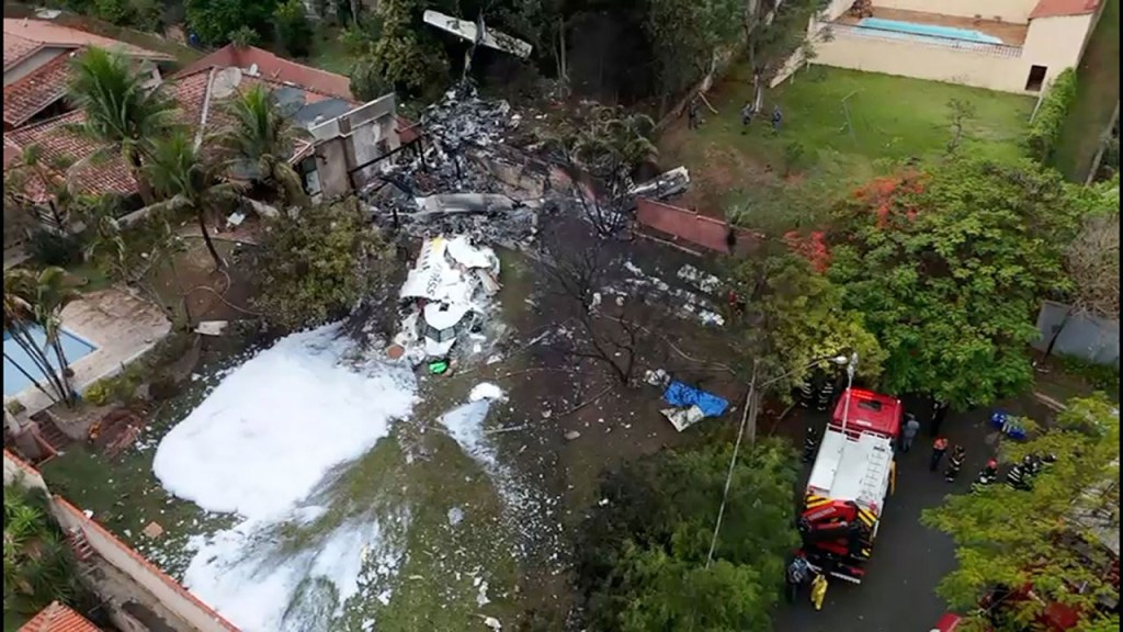 Imágenes aéreas muestran el nivel de destrucción tras la caída de un avión en Sao Paulo. (CNN Brasil)