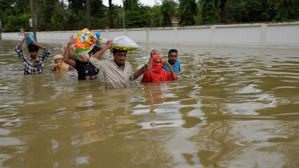 Así trabajan los voluntarios que ayudan a los afectados por las inundaciones en Bangladesh