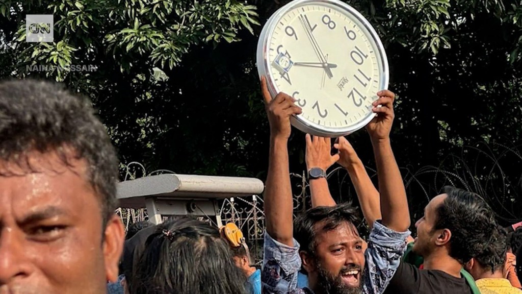 Estos son los objetos que manifestantes en Bangladesh se llevaron de la residencia de la ex primera ministra