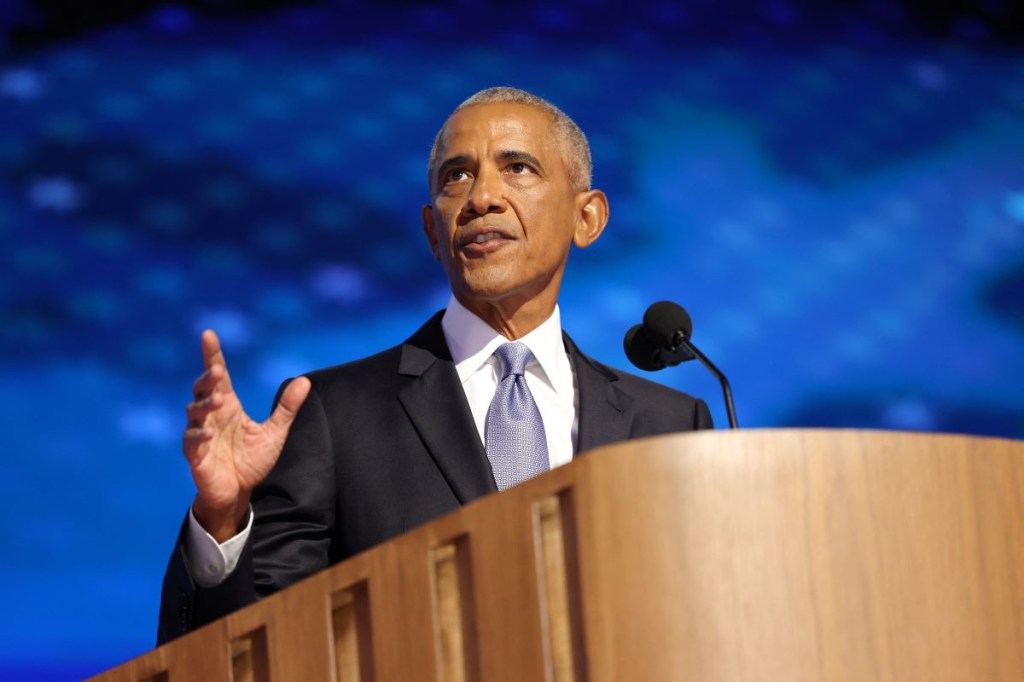 El ex presidente de EE.UU. Barack Obama habla el segundo día de la Convención Nacional Demócrata (DNC) en el United Center en Chicago, Illinois, el 20 de agosto de 2024. (Foto de CHARLY TRIBALLEAU/AFP vía Getty Images)