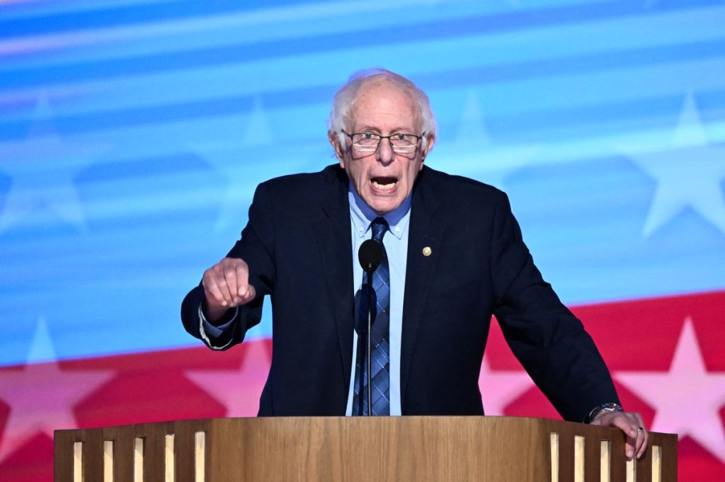 El senador de EE.UU. Bernie Sanders, independiente de Vermont, habla el segundo día de la Convención Nacional Demócrata (DNC) en el United Center en Chicago, Illinois, el 20 de agosto de 2024. (Foto de MANDEL NGAN/AFP vía Getty Images)