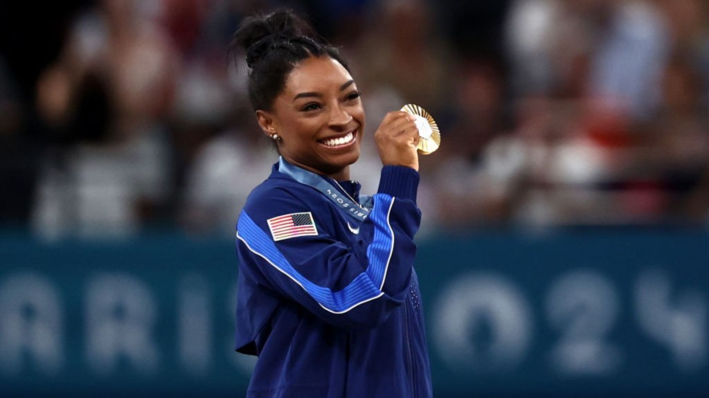 La medallista de oro Simone Biles, de Estados Unidos, posa con su medalla tras competir en la final femenina completa de gimnasia artística, en el sexto día de los Juegos Olímpicos de París 2024, en el Bercy Arena, el 1 de agosto de 2024, en París, Francia. (Foto: Naomi Baker/Getty Images)