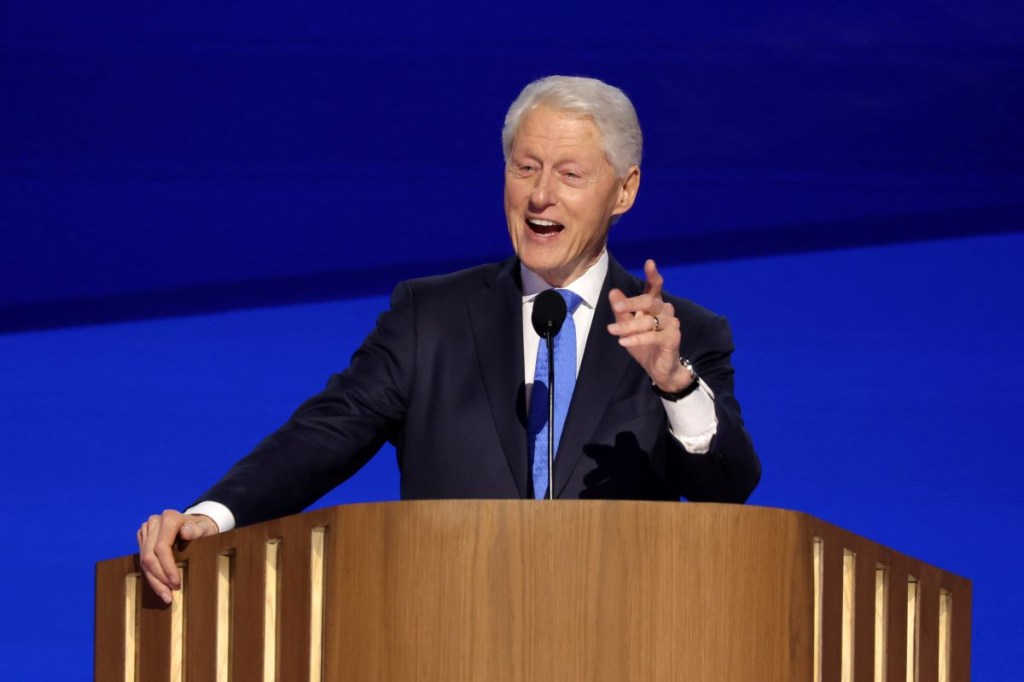 El expresidente estadounidense Bill Clinton habla en el escenario durante el tercer día de la Convención Nacional Demócrata en el United Center el 21 de agosto de 2024 en Chicago, Illinois. (Foto de Alex Wong/Getty Images)