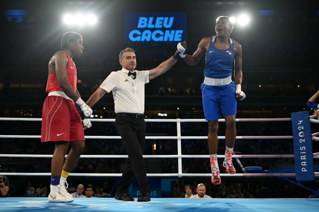 La panameña Atheyna Bibeichi Bylon (Azul) reacciona después de vencer a Cindy Winner del Equipo Olímpico de Refugiados, Djankeu Ngamba, en la semifinal de boxeo femenina de 75 kg durante los Juegos Olímpicos de París 2024 en el estadio Roland-Garros, en París, el 8 de agosto de 2024. (Foto de MAURO PIMENTEL/POOL/AFP vía Getty Images)