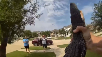 Un policía de Texas se enfrenta a un caimán en la puerta de una casa