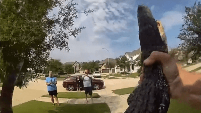 Un policía de Texas se enfrenta a un caimán en la puerta de una casa