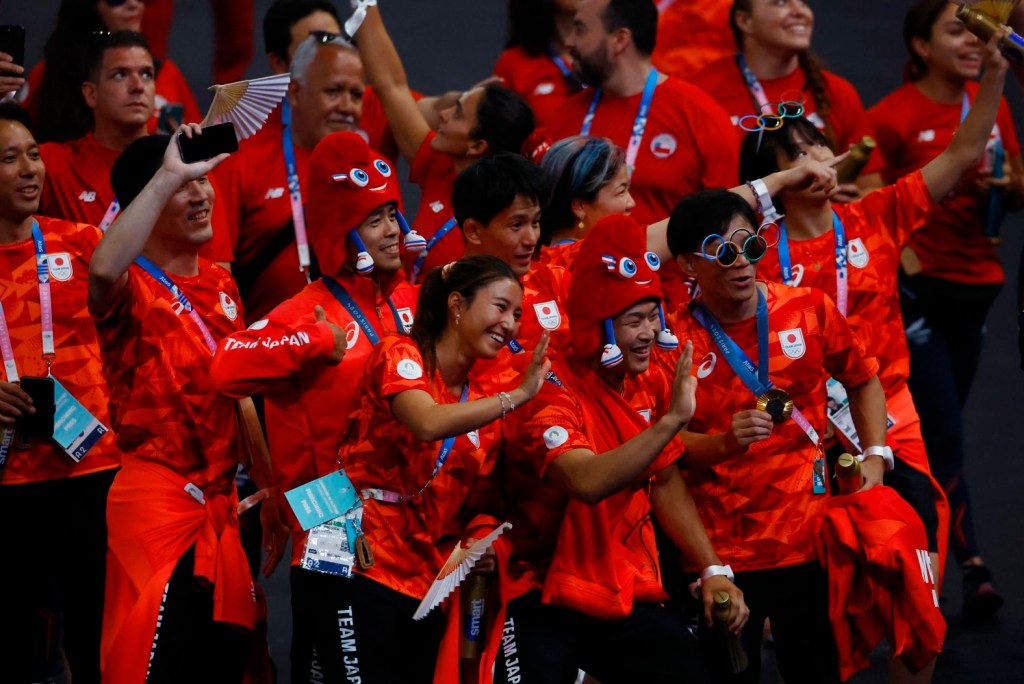 Los atletas japoneses participan en la ceremonia. Alberto Gea/Reuters