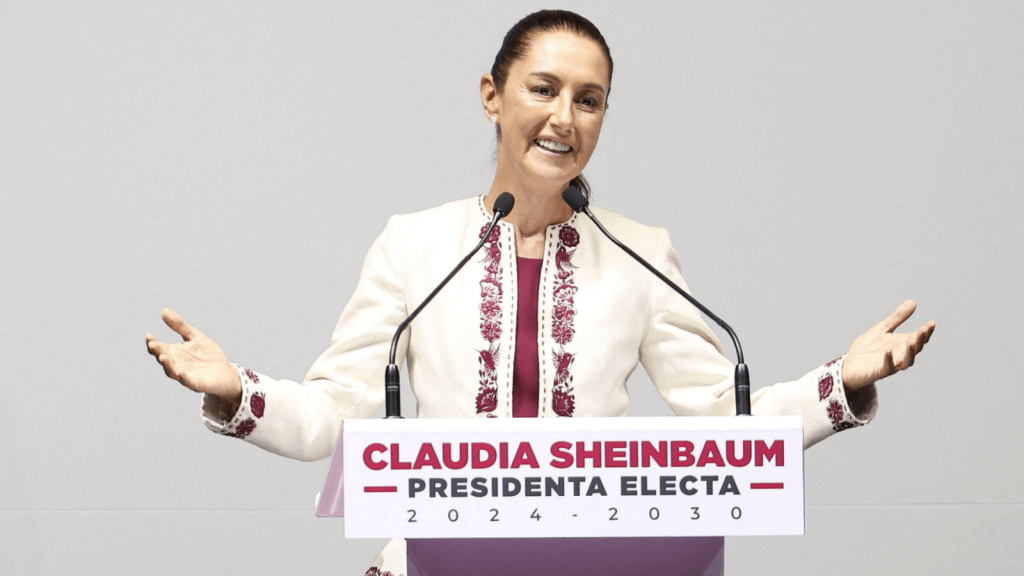 La presidenta electa de México, Claudia Sheinbaum, habla después de recibir el certificado de su victoria en las elecciones presidenciales del 2 de junio en el Teatro Metropolitano de la Ciudad de México el 15 de agosto de 2024. (Foto de SILVANA FLORES/AFP vía Getty Images)