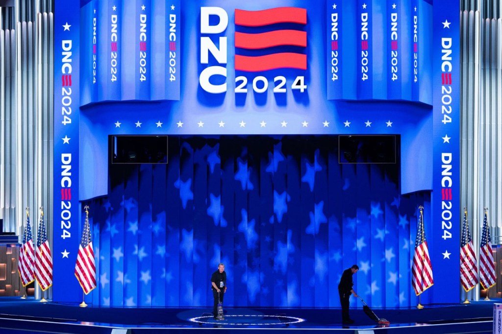 Los tramoyistas aspiran el escenario dentro del United Center antes del inicio del segundo día de la Convención Nacional Demócrata de 2024 en Chicago el martes 20 de agosto. (Bill Clark/CQ Roll Call/AP)