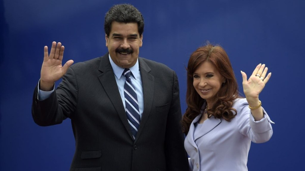 La expresidenta de Argentina, Cristina Fernández y el presidente de Venezuela Nicolás Maduro saludan durante la foto de la 47ª Cumbre del Mercosur, en Paraná, Entre Ríos, Argentina, el 17 de diciembre de 2014. (JUAN MABROMATA/AFP vía Getty Images )