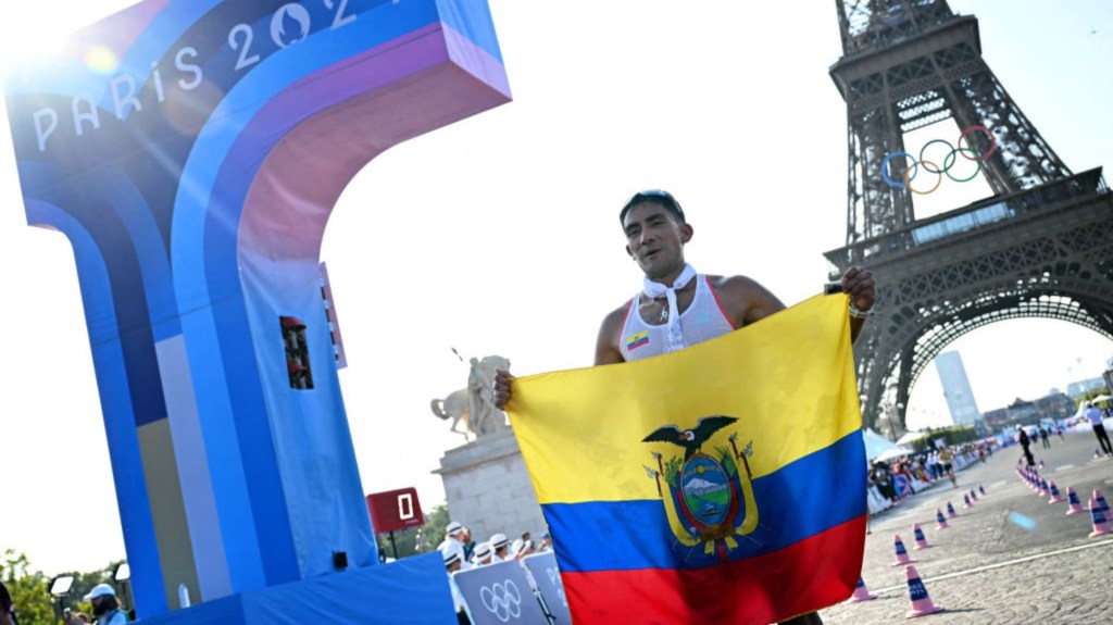 El ecuatoriano Brian Daniel Pintado celebra tras ganar la marcha masculina de 20 km de los Juegos Olímpicos de París 2024, en el Trocadero de París el 1 de agosto de 2024. (Foto: PAUL ELLIS/AFP vía Getty Images)