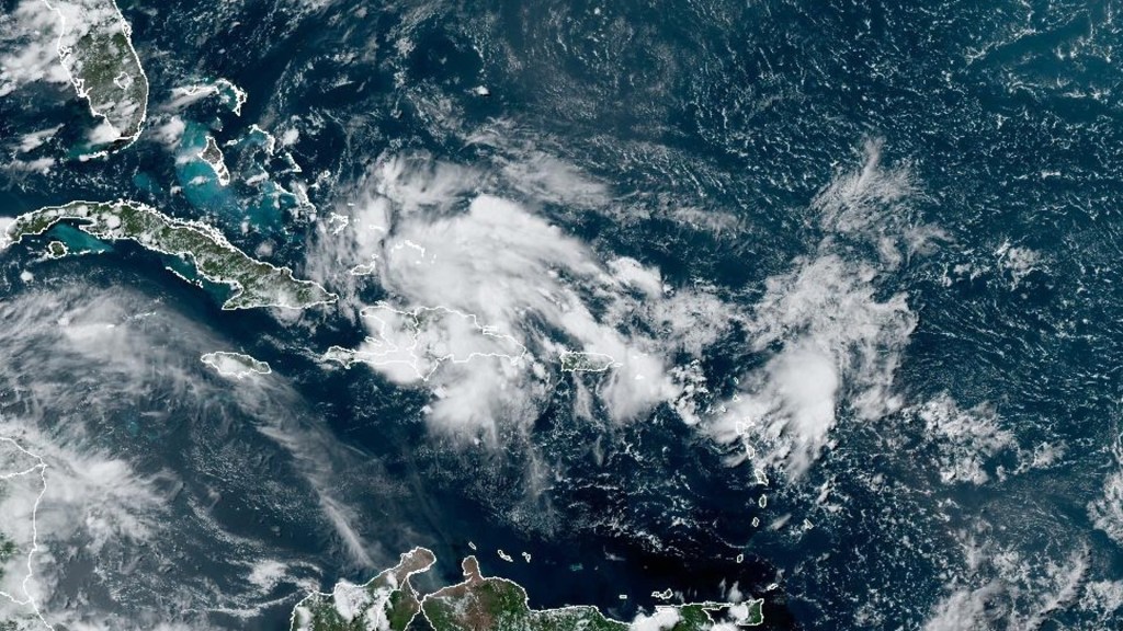 Debby podría tomar fuerza y volverse tormenta tropical en el Golfo de México