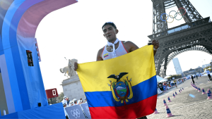 Daniel Pintado, de Ecuador, celebra después de ganar la carrera masculina de 20 km de marcha del evento de atletismo en los Juegos Olímpicos de París 2024 en Trocadero en París el 1 de agosto de 2024. (Foto de PAUL ELLIS/AFP vía Getty Images )