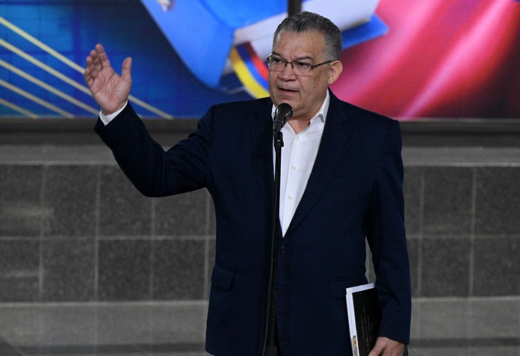 El candidato presidencial de Venezuela Enrique Márquez, habla con los medios de comunicación en el Tribunal Supremo de Justicia (TSJ) de Venezuela en Caracas el 2 de agosto de 2024. (Foto de FEDERICO PARRA/AFP vía Getty Images)