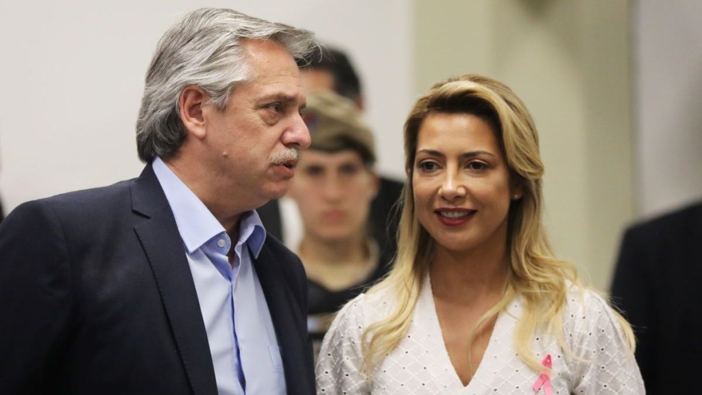 El expresidente de Argentina Alberto Fernández con su pareja Fabiola Yañez el 27 de octubre de 2019 en Buenos Aires, Argentina. (Foto de Spencer Platt/Getty Images)