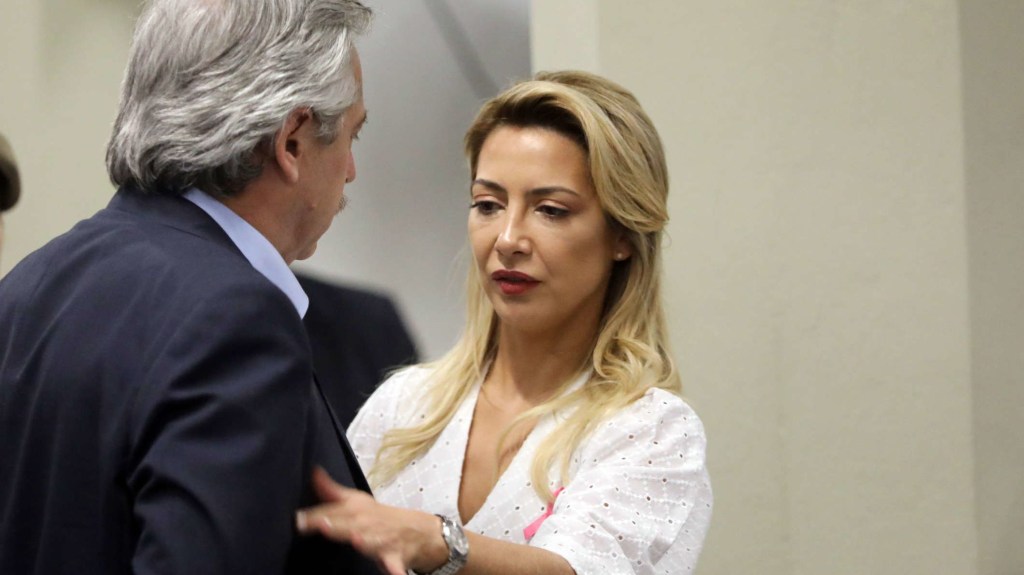 Ex primera dama de Argentina amplía su denuncia contra Fernández