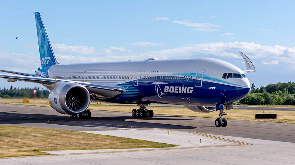 Boeing retrasa lanzamiento del avión 777X. Esta es la razón.