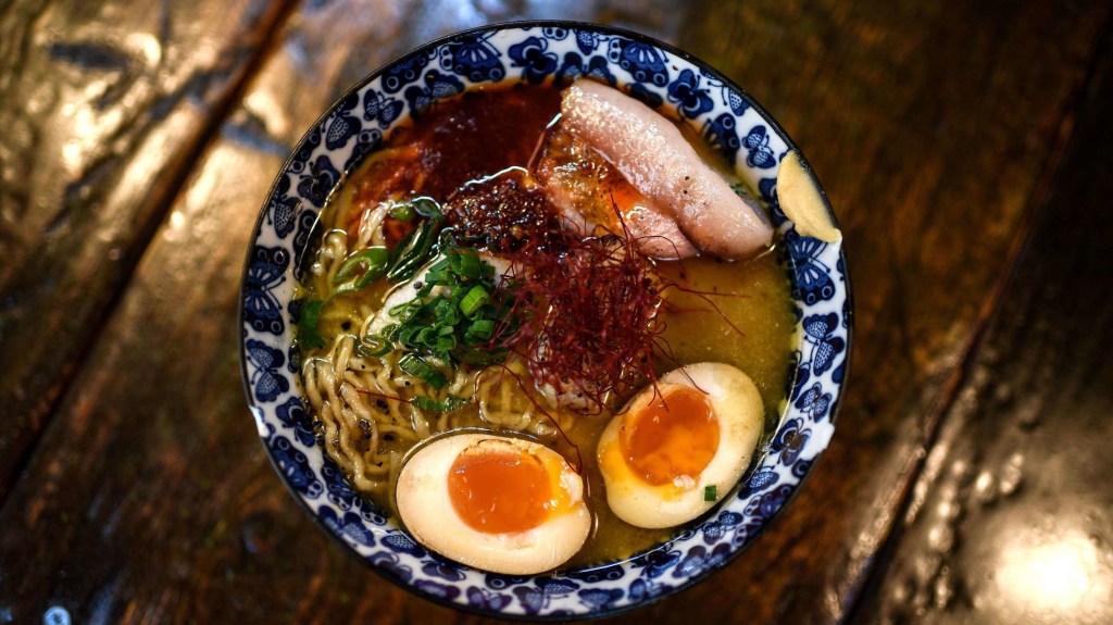 El ramen japonés y la birria mexicana se unen en una propuesta gastronómica