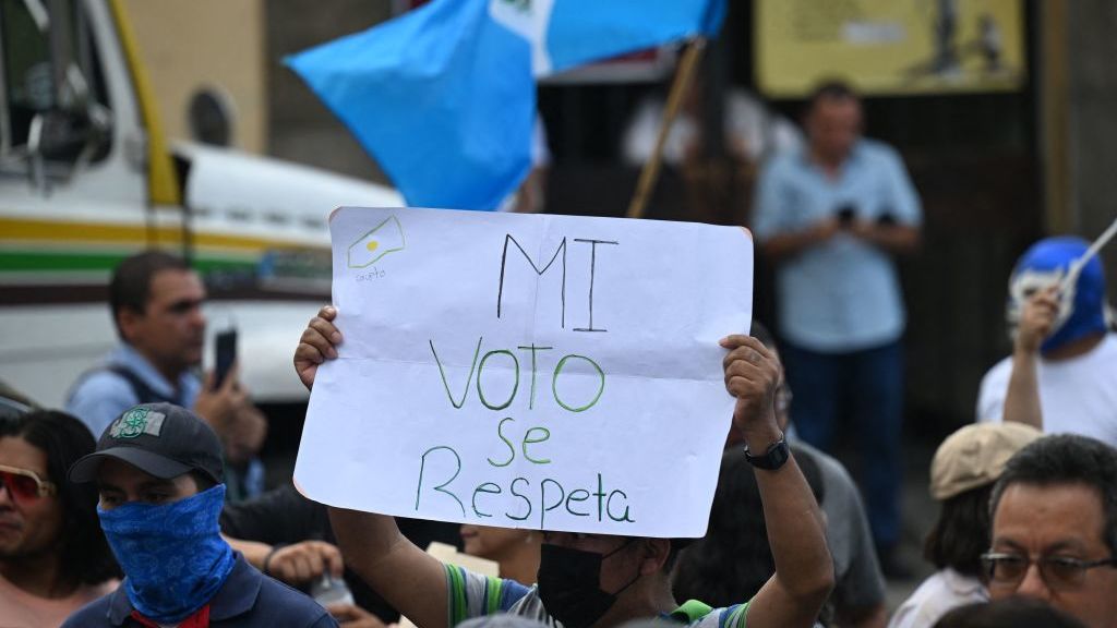 La democracia está en riesgo en Guatemala, dice comisionada de la CIDH