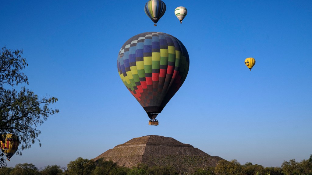 Las pirámides del Sol y la Luna desde el aire y otros imperdibles de la Ciudad de México