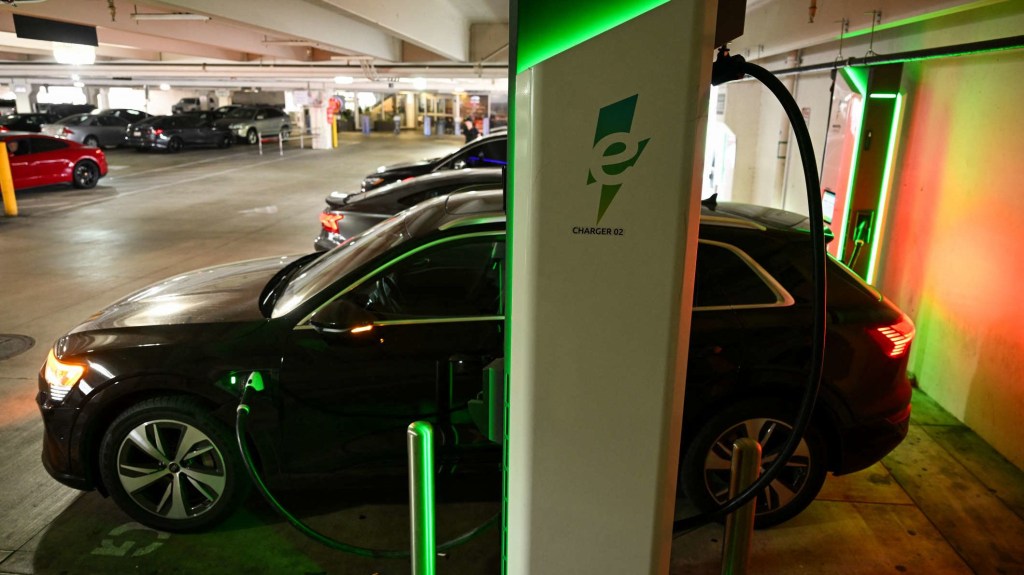 Empresa cobrará por inactividad de carga de vehículos eléctricos