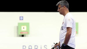 El turco Yusuf Dikeç compite por la medalla de oro por equipos mixtos de pistola de aire comprimido a 10 metros, en el Centro de Tiro de Chateauroux, el 30 de julio. Alain Jocard/AFP/Getty Images