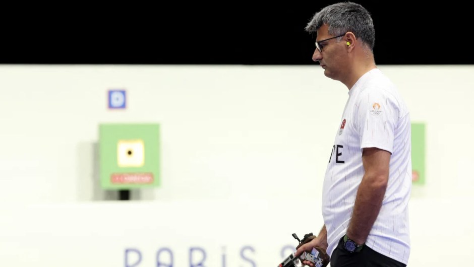 El turco Yusuf Dikeç compite por la medalla de oro por equipos mixtos de pistola de aire comprimido a 10 metros, en el Centro de Tiro de Chateauroux, el 30 de julio. Alain Jocard/AFP/Getty Images