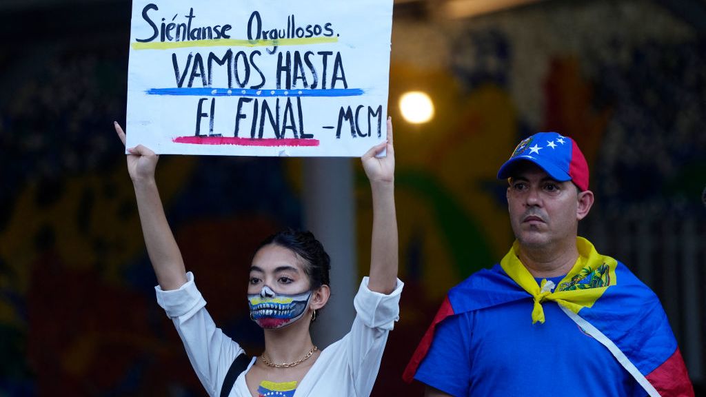 Entre lágrimas y cantos: protesta de venezolanos ante la embajada en República Dominicana