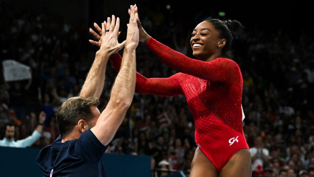 Simone Biles celebra tras competir en la final de salto el sábado. Paul Ellis/AFP/Getty Images