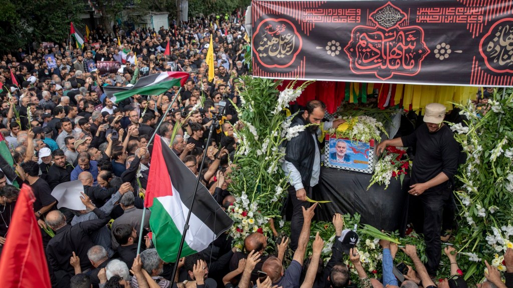 Miles de personas acuden al sepelio del líder de Hamas en Irán