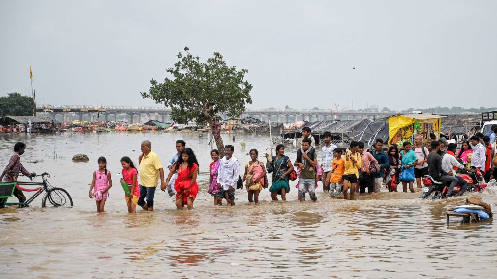 Graves inundaciones en la India dejan casas y vehículos bajo el agua