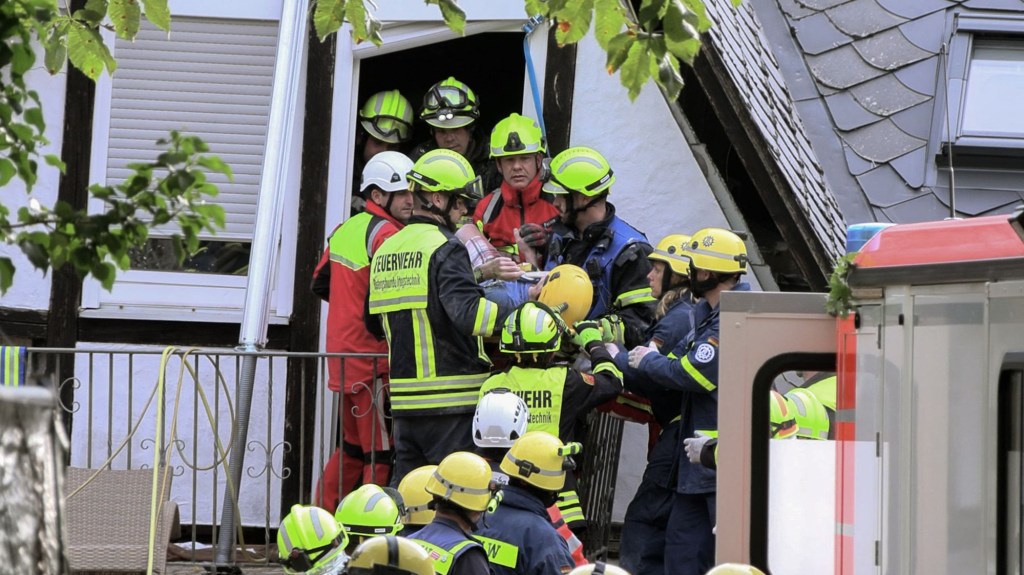 El rescate de personas tras el colapso de un hotel en Alemania