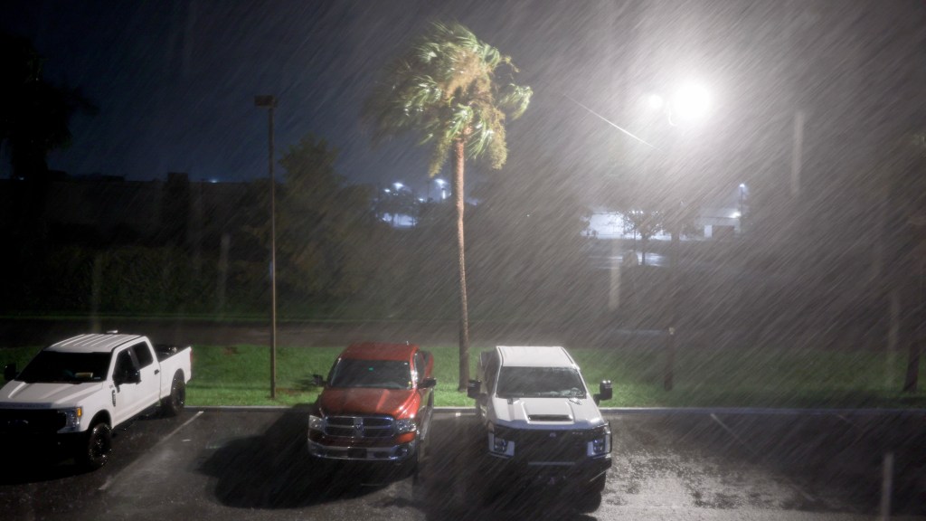 Debby se fortalece a huracán de categoría 1 antes de tocar tierra