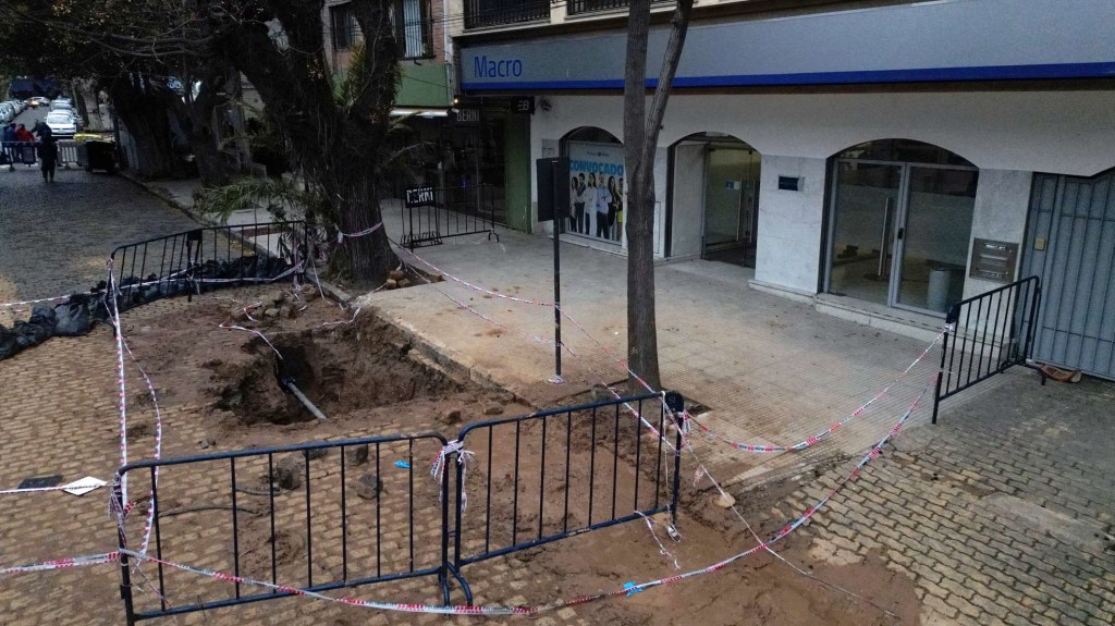 Mira el túnel de 150 metros que descubrieron frente a un banco en Argentina