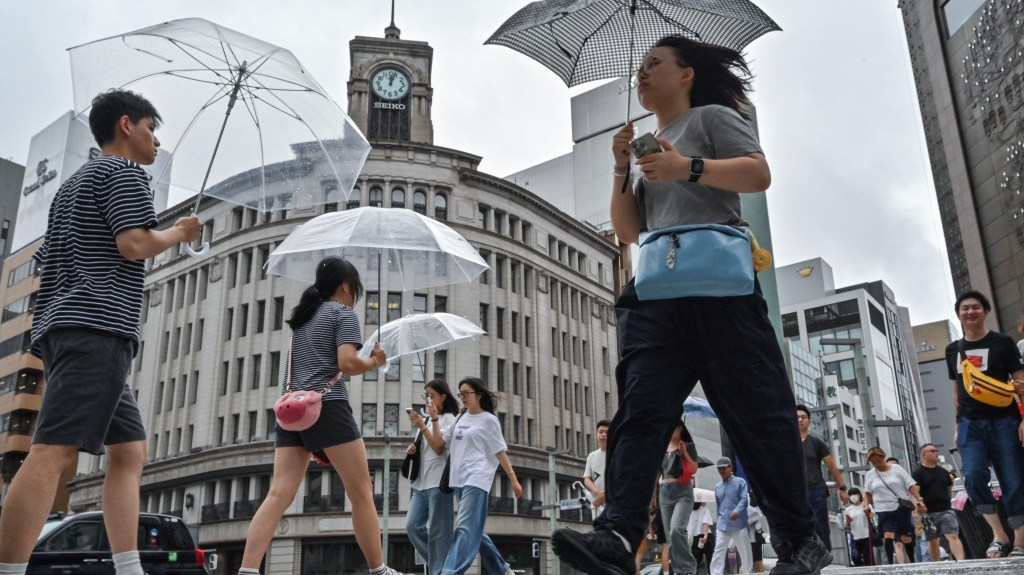 Miles de evacuados en Japón por el tifón Ampil