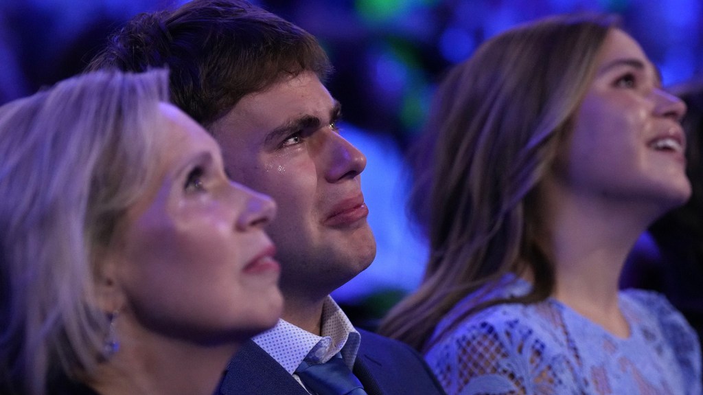 Gus Walz, el hijo de Tim Walz, llora durante el discurso de su padre en la Convención Demócrata