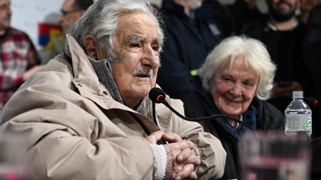 Mujica fue dado de alta y a las pocas horas fue un acto político: "Ando remontando mis huesos como puedo"