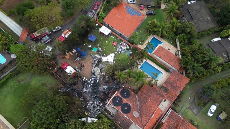 Videos muestran accidente de avión en Brasil cerca de casas residenciales