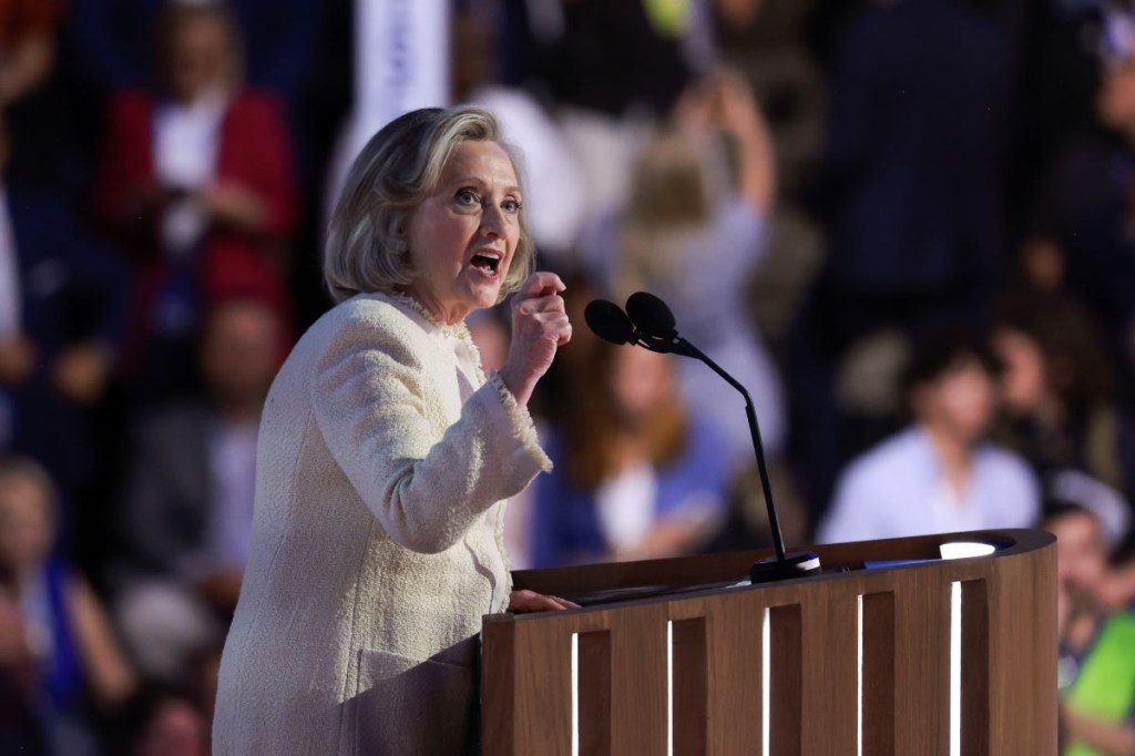 La exsecretaria de Estado de Estados Unidos Hillary Clinton habla en el escenario durante el primer día de la Convención Nacional Demócrata en el United Center el 19 de agosto de 2024 en Chicago, Illinois. (Foto de Joe Raedle/Getty Images)