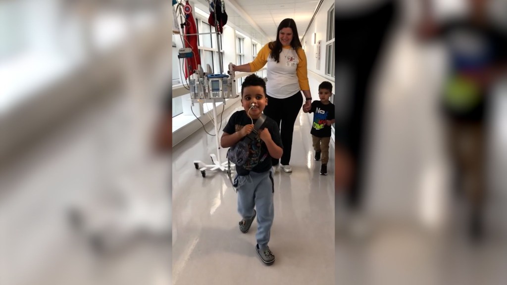 Video muestra a un niño de seis años anunciando su trasplante de corazón