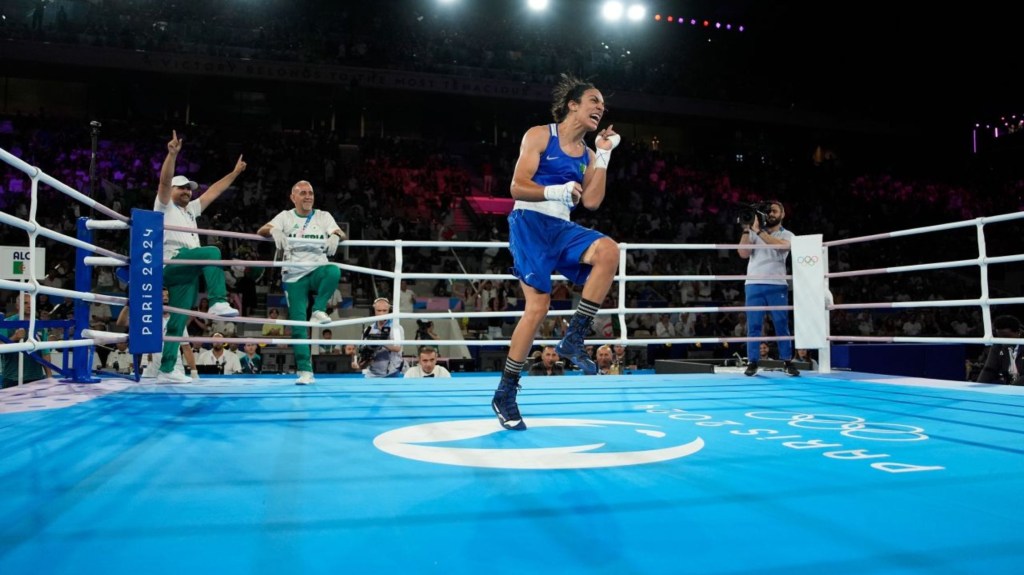 La argelina Imane Khelif celebra tras derrotar a la tailandesa Janjaem Suwannapheng en París, el 6 de agosto. (Foto: John Locher/AP)