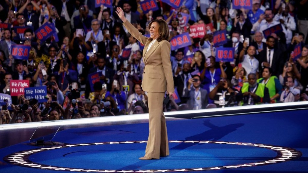 La candidata presidencial demócrata, la vicepresidenta de EE.UU. Kamala Harris, habla en el escenario durante el primer día de la Convención Nacional Demócrata en el United Center el 19 de agosto de 2024 en Chicago, Illinois. (Foto de Kevin Dietsch/Getty Images)