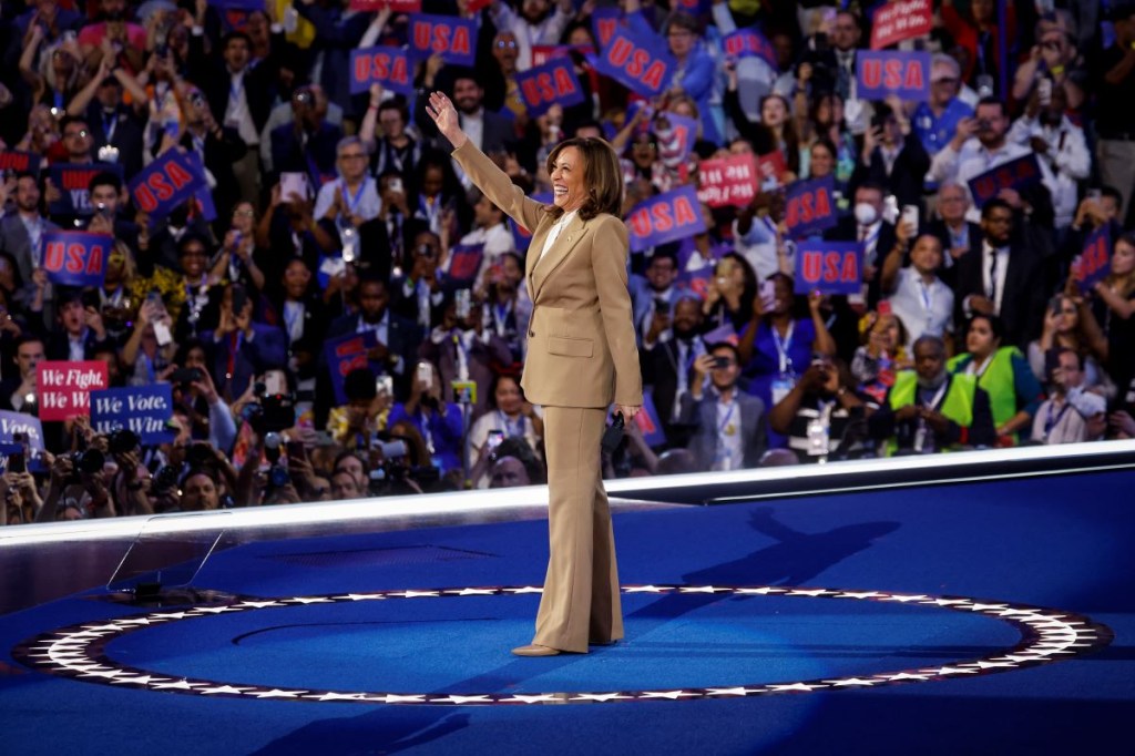 La candidata presidencial demócrata, la vicepresidenta de EE.UU. Kamala Harris, habla en el escenario durante el primer día de la Convención Nacional Demócrata en el United Center el 19 de agosto de 2024 en Chicago, Illinois. (Foto de Kevin Dietsch/Getty Images)