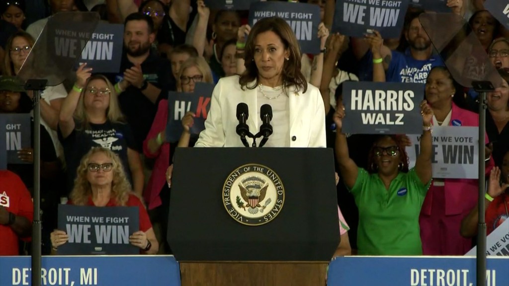 Así reaccionó la vicepresidenta Harris a la interrupción a su discurso en Detroit