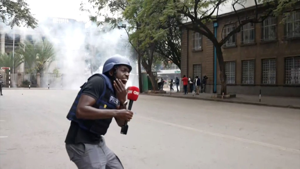 La policía apunta con gas lacrimógeno a un reportero de CNN durante unas protestas en Kenya