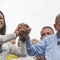 La líder de la oposición María Corina Machado y el candidato presidencial de la oposición Edmundo González se dan la mano durante una protesta contra el resultado de las elecciones presidenciales del 30 de julio de 2024 en Caracas, Venezuela. (Foto de Alfredo Lasry R/Getty Images)