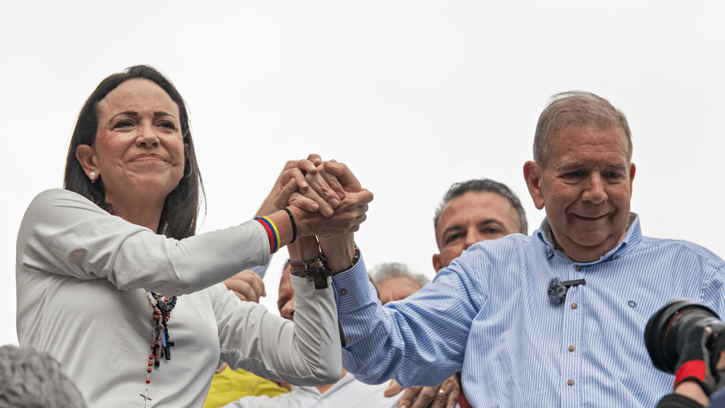 La líder de la oposición María Corina Machado y el candidato presidencial de la oposición Edmundo González se dan la mano durante una protesta contra el resultado de las elecciones presidenciales del 30 de julio de 2024 en Caracas, Venezuela. (Foto de Alfredo Lasry R/Getty Images)