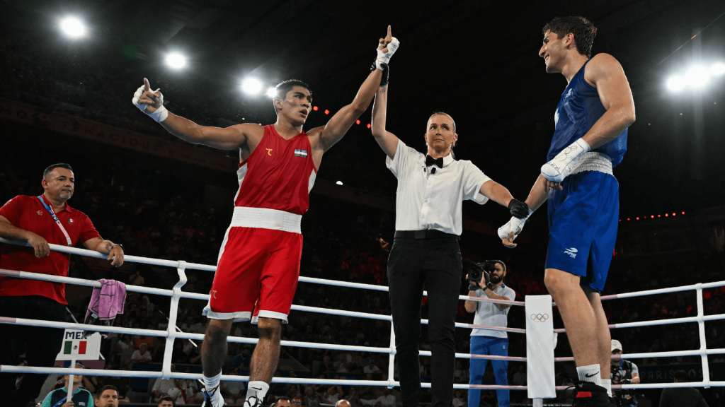 Asadkhuja Muydinkhujaev, de Uzbekistán, reacciona después de vencer al mexicano Marco Alonso Verde Álvarez en la final masculina de boxeo de 71 kg durante los Juegos Olímpicos de París 2024 en el estadio Roland-Garros, en París, el 9 de agosto de 2024. (Foto de MOHD RASFAN/AFP vía Getty Images)