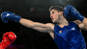 El mexicano Marco Alonso Verde Álvarez reacciona después de vencer al británico Lewis Richardson en la semifinal masculina de boxeo de 71 kg durante los Juegos Olímpicos de París 2024 en el estadio Roland-Garros, en París, el 6 de agosto de 2024. (Foto de MOHD RASFAN/AFP vía Getty Images)